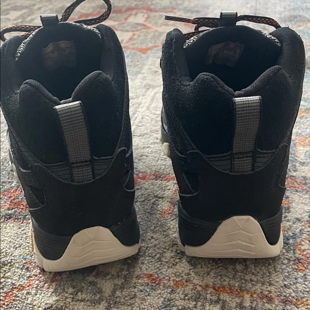 Merrell Men's Black and Gray hiking boots. - Picture 3 of 6